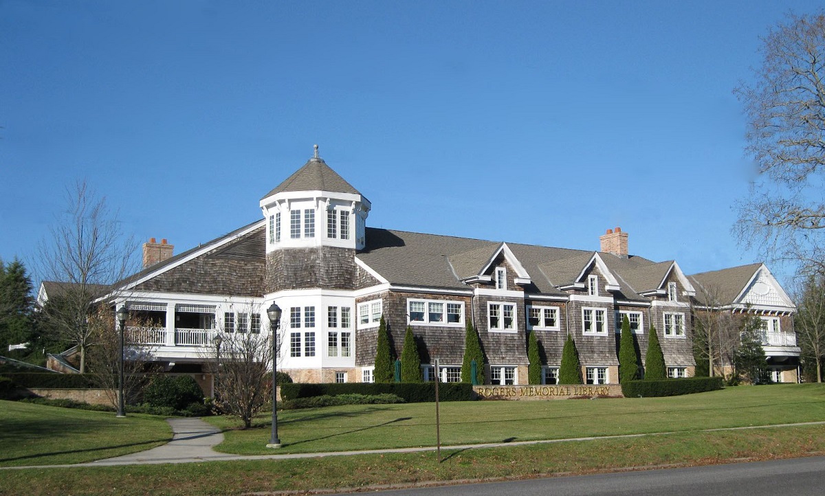 Rogers Memorial Library Exterior